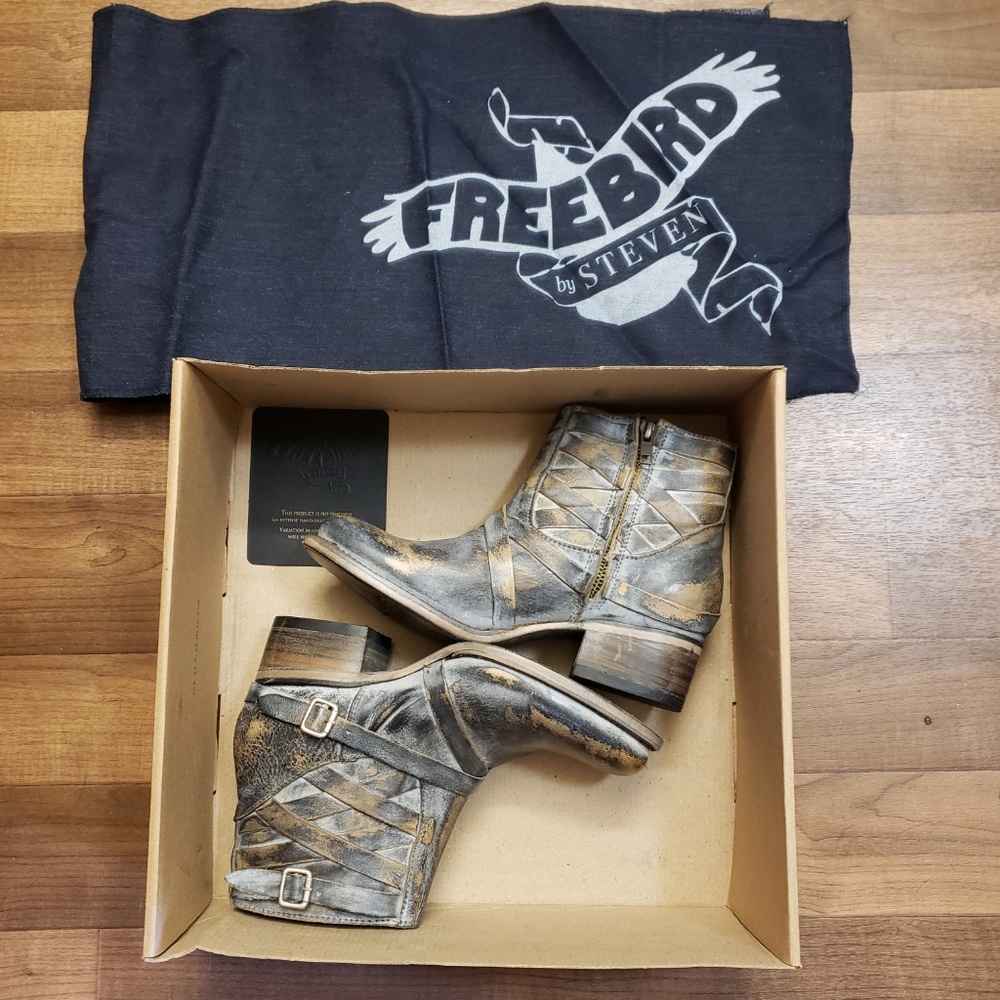 Freebird by Steven Sammi Grey Distressed  Size 7
